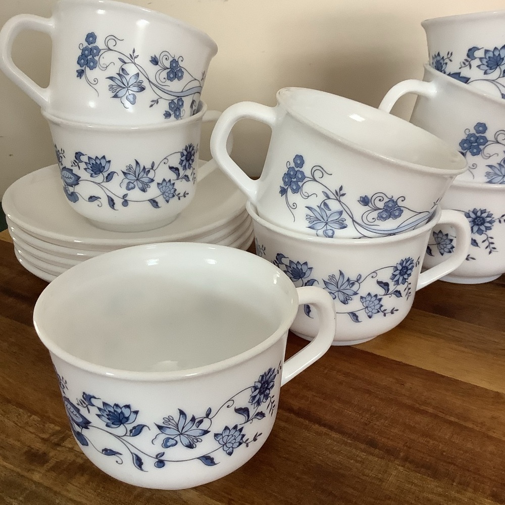 Lot of Vintage 70s Arcopal France "ASTER" Blue Floral Tea Cups & Saucers Set - Picture 2 of 16
